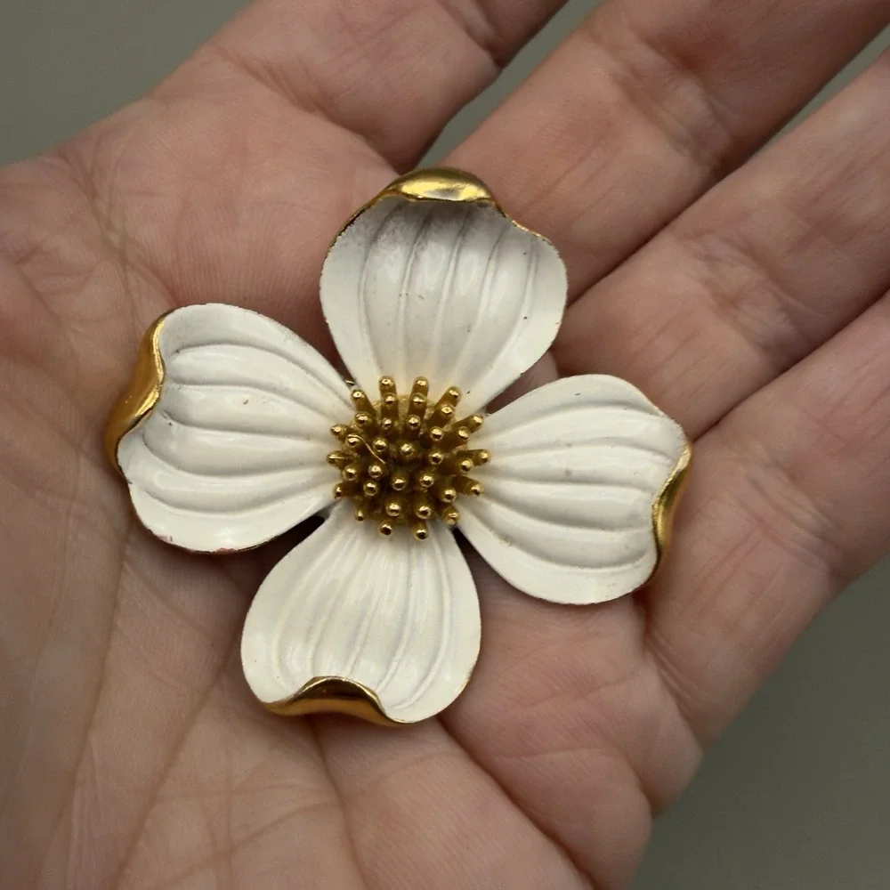 Vintage Trifari White Enamel Dogwood Flower Brooch Gold Tone Floral Pin Signed